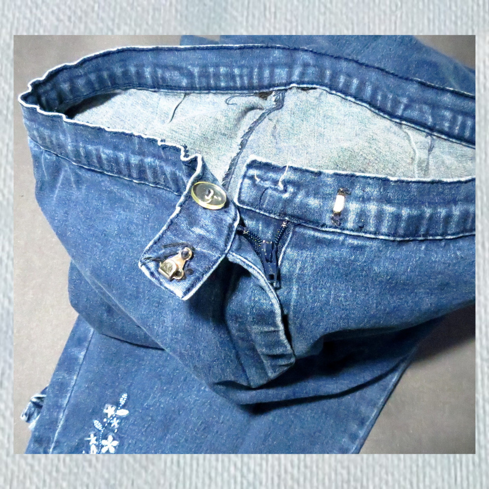 Capri Stretch Jeans w/Flowers - Picture 4 of 4